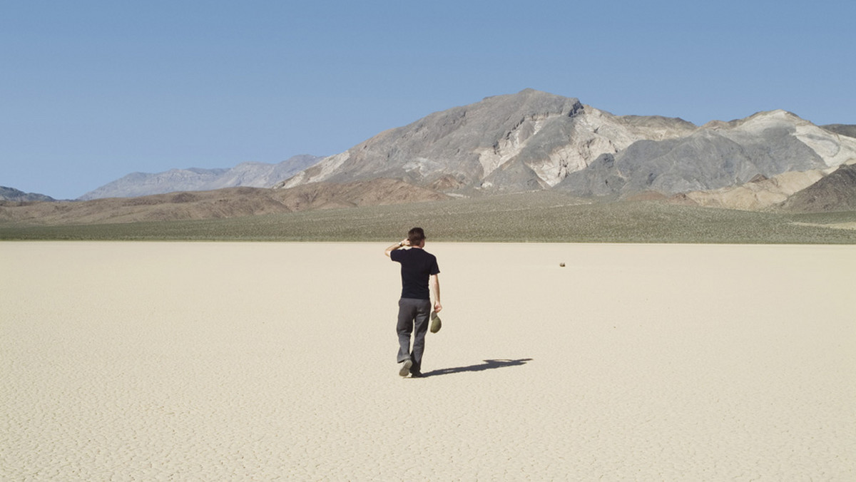 Znany amerykański reporter Paul Salopek rozpoczął 10 stycznia pieszą podróż "Out of Eden" (pol. Wygnanie z raju). Planuje w 7 lat przejść 34 000 km z Etiopii do Chile, odtwarzając w ten sposób migrację człowieka prehistorycznego z Afryki na inne kontynenty.