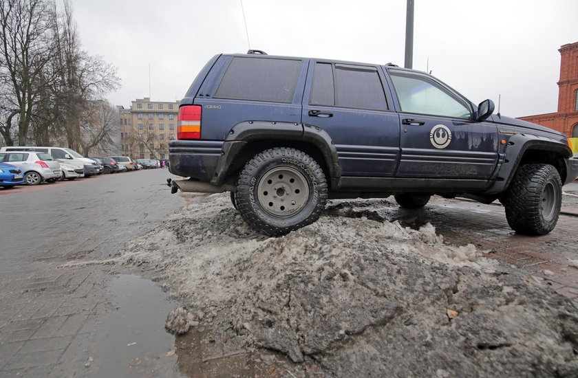 Śnieg na parkingu przy Manufakturze w Łodzi