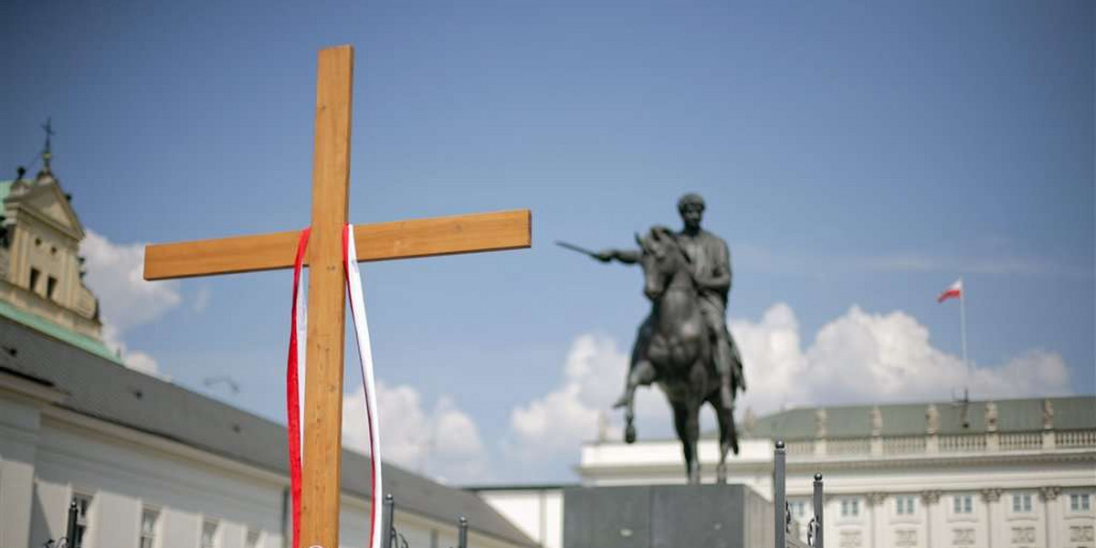 Popełniono przestępstwo pod krzyżem przy Pałacu?