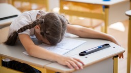 ocena niedostateczna za brak podręcznika? wyjaśniamy, czy to legalne