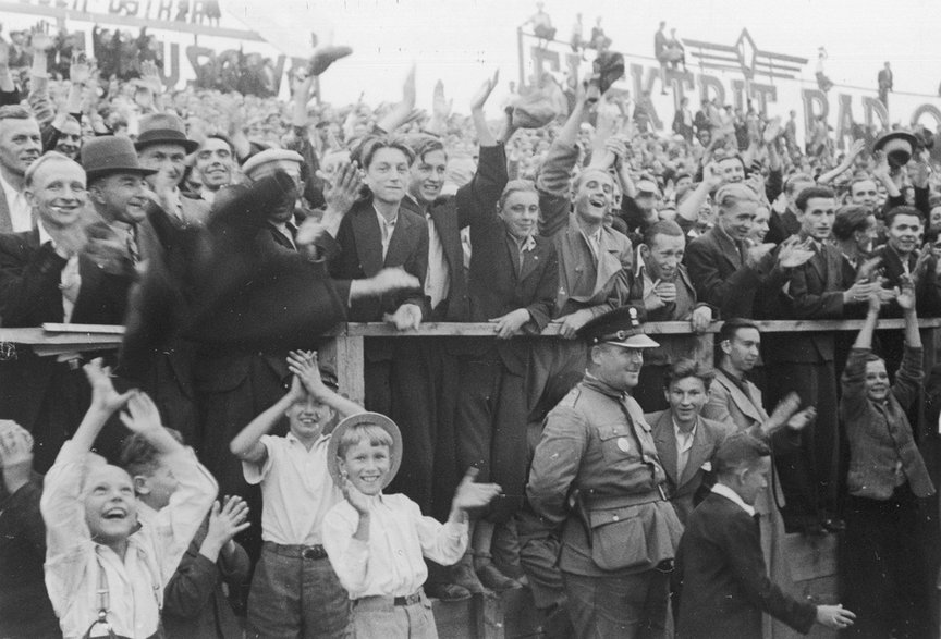Mecz Polska – Węgry, który rozegrano w sierpniu 1939 r., na stadionie w Warszawie obserwowało 20 tys. widzów. Źródło: Narodowe Archiwum Cyfrowe.