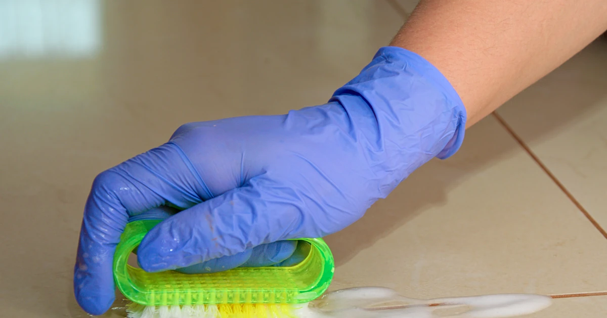 Weź ten produkt z domowej apteczki i spryskaj nim fugi. Będą jak nowe