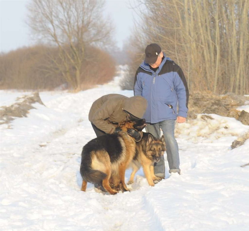 Kwaśniewscy. Cztery osoby wyprowadzają ich psy