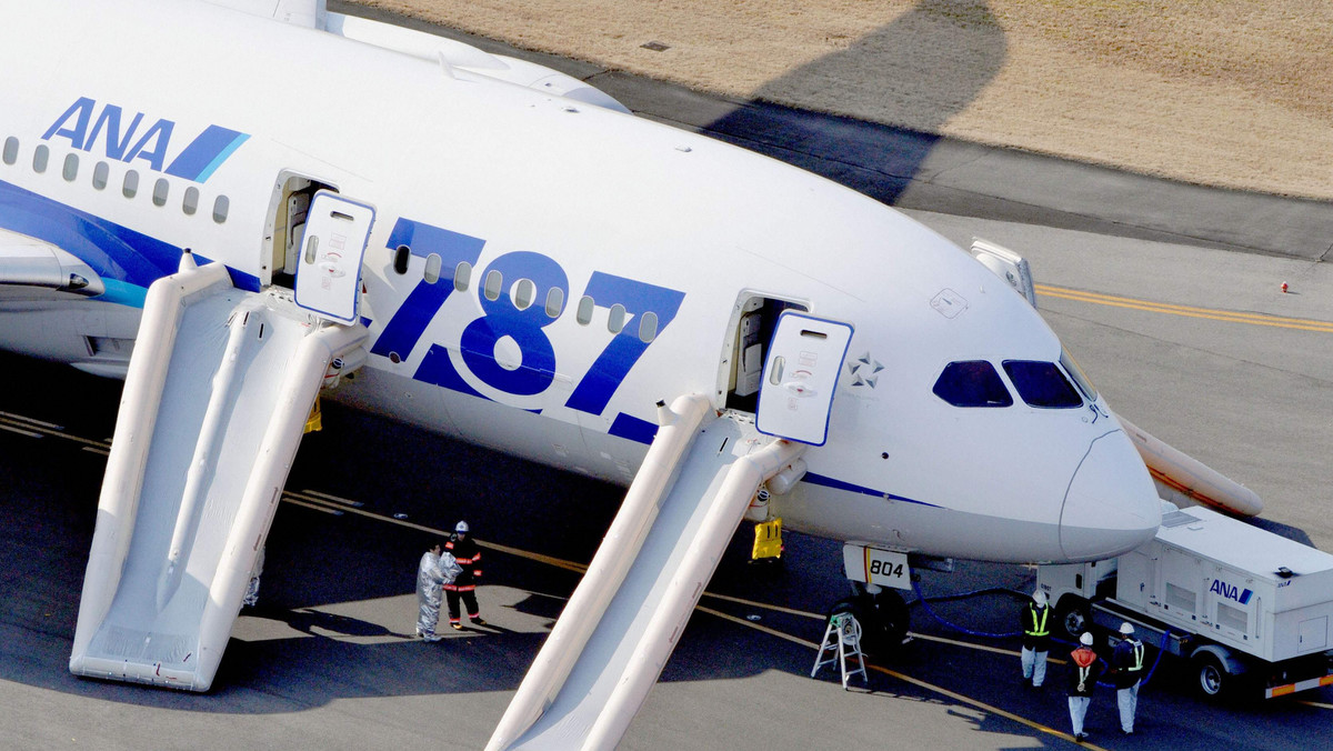 Boeing 787 Dreamliner należący do japońskich linii lotniczych All Nippon Airways (ANA) awaryjnie lądował na lotnisku w mieście Takamatsu, na zachodzie Japonii, po tym jak w kabinie pilotów pojawił się dym - poinformowała japońska telewizja NHK. W związku z tym, Japońscy przewoźnicy lotniczy ANA i JAL postanowiły wstrzymać loty wszystkich swoich samolotów typu Boeing 787 Dreamliner w celu dokładnego zbadania ich stanu technicznego.