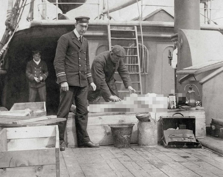 Balsamacja ciała jednej z ofiar katastrofy Titanica na pokładzie statku Mackay-Bennett