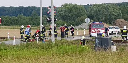 Tragedia pod Jasłem. Dwóch mężczyzn na skuterze uderzyło w szynobus