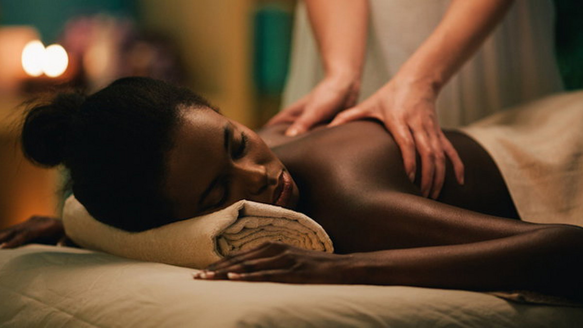 Dobra wiadomość dla wielbicielek masażu. Masowanie jest nie tylko bardzo przyjemne, ale też korzystne dla zdrowia. Co więcej, może być traktowane jako lecznicza kuracja.
