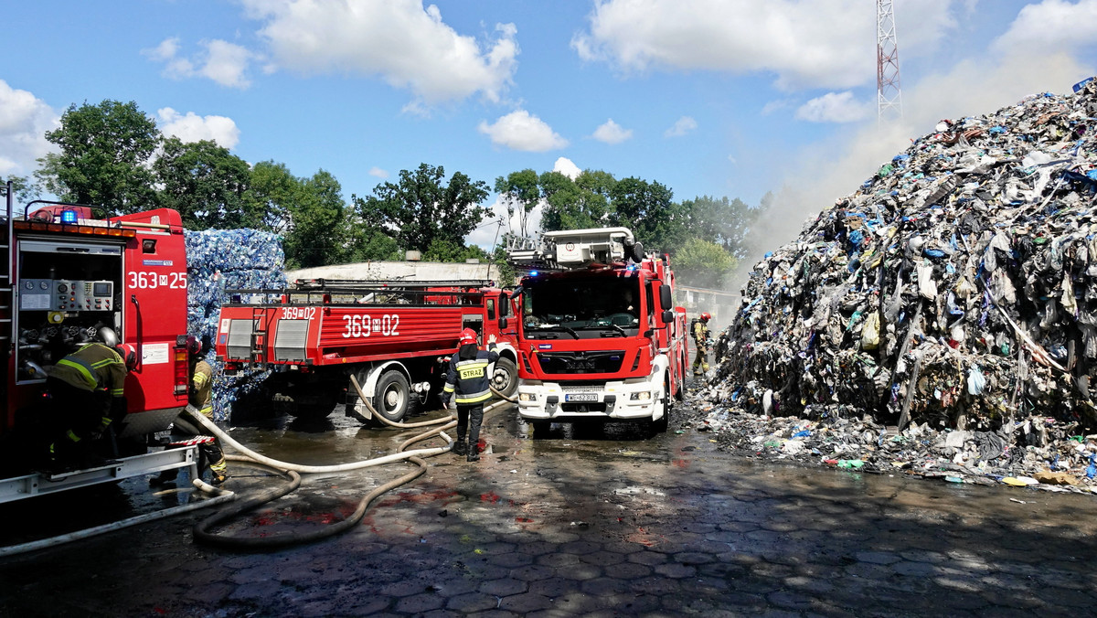 Płonie składowisko odpadów pod Płockiem. Strażacy apelują do mieszkańców