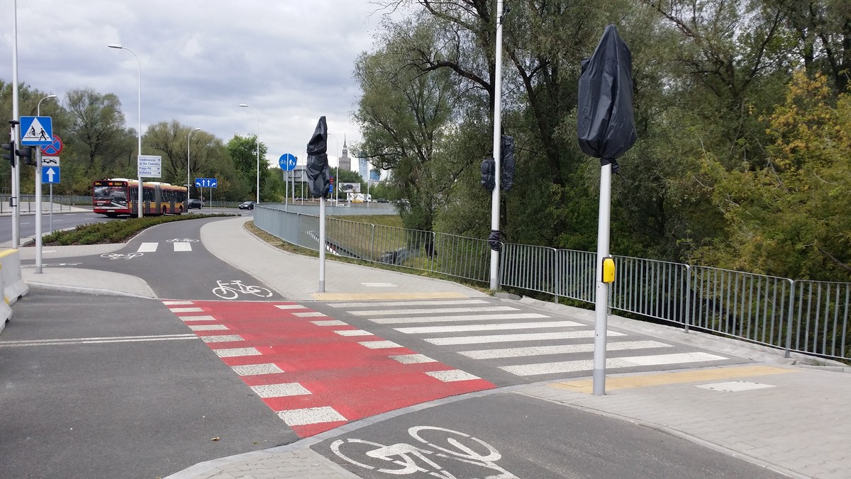 Takiego rozwiązania nie wymyślono chyba nawet za czasów słynnego reżysera Stanisława Barei. Ulicy jeszcze nie ma, ale stoją już sygnalizatory świetlne. Nie są używane, zatem zakryto je czarnymi workami. Czy nie można było postawić ich teraz w innych niebezpiecznych miejscach, tam gdzie dochodziło do wypadków?