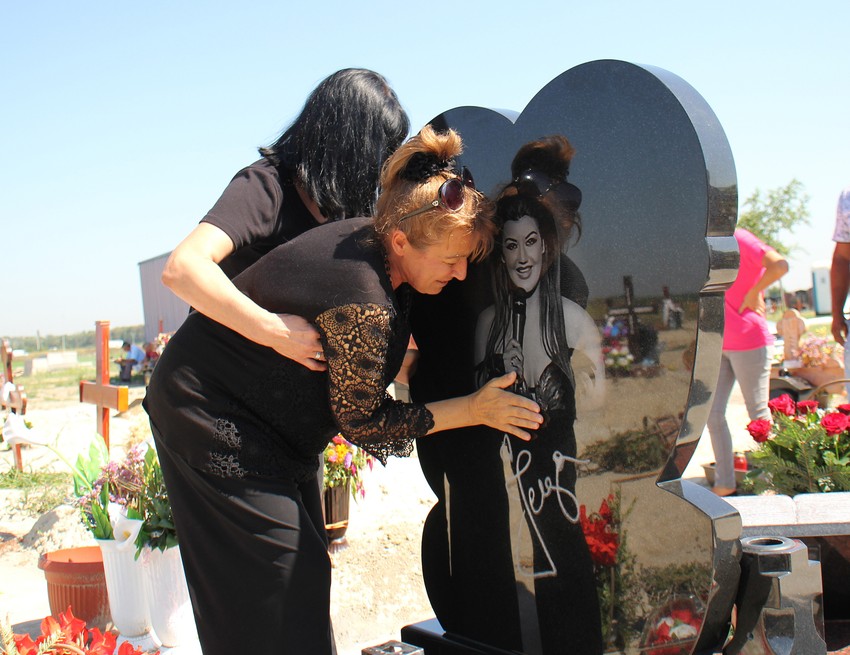 Zorica Krsmanovć, majka ubijene Jelene, groblje Zbeg