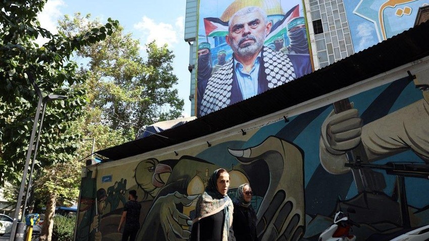 Iranci prolaze pored bilborda sa Jahjom Sinvarom na Palestinskom trgu u iranskoj prestonici Teheranu posle njegove smrti | Foto: EPA