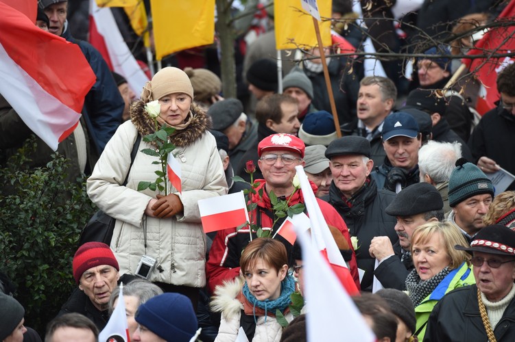 Uczestnicy 'Marszu w Obronie Demokracji i Wolności Mediów', współorganizowanego przez PiS