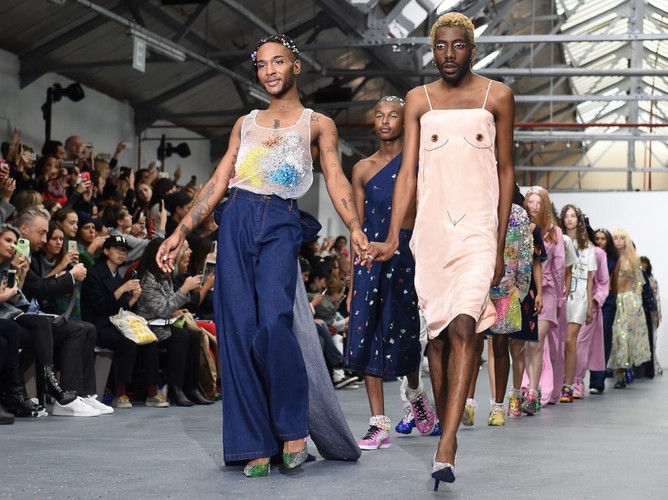 Pokaz kolekcji Ashish wiosna/lato 2016 na London Fashion Week