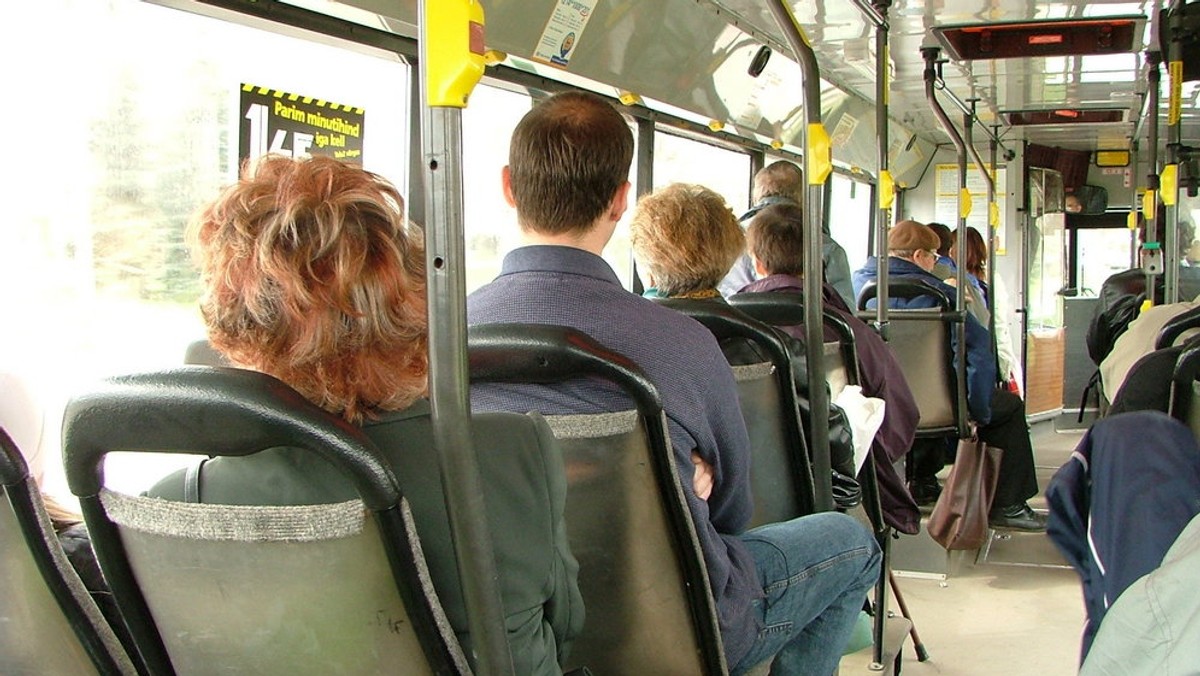 Bydgoszczanie mają dobry argument na to, by we wszystkich świętych pojechać na cmentarz autobusem, a nie samochodem. 1 listopada z komunikacji miejskiej w Bydgoszczy będzie można korzystać za darmo.