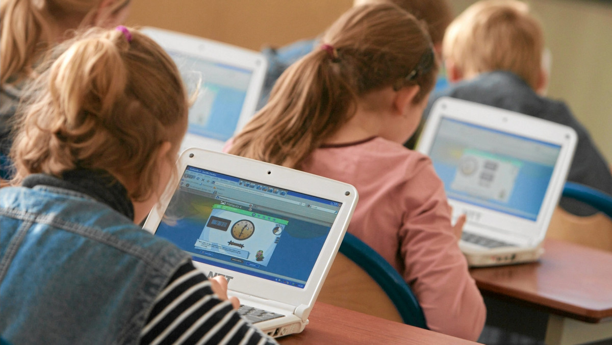 Skutkiem popularności wynalazku, jakim jest komputer, mogą być pokolenia słabeuszy. Dzieci zamiast uczestniczyć w zajęciach ruchowych, wymagających wysiłku, przesiadują przed monitorem - wynika z badań uniwersytetu Essex opublikowanych w "Acta Paediatrica".