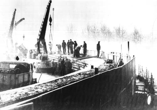 Wschodnioniemieccy robotnicy rozbudowujący mur (20 listopada 1961)
