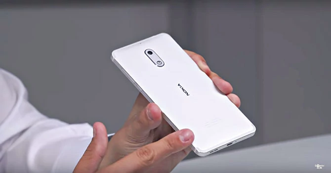 Szlifowana krawędź: Nokia 6 z dopracowaną obudową wygląda wyjątkowo stylowo, ale na początku trochę dziwnie leży w dłoni.