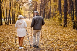 Kto może (i powinien!) ćwiczyć z kijkami? Zalety nordic walking