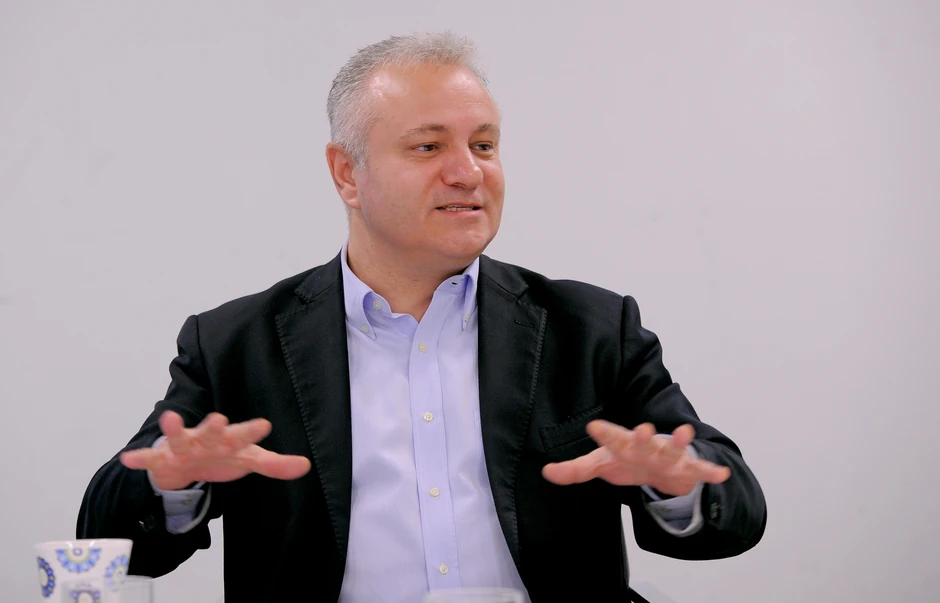 Do 31. decembra 2008. mora da se objavi poziv za tendersku ili aukcijsku prodaju preostalih preduzeća u društvenom vlasništvu: Mlađan Dinkić, ministar ekonomije i regionalnog razvoja u oktobru 2007. 