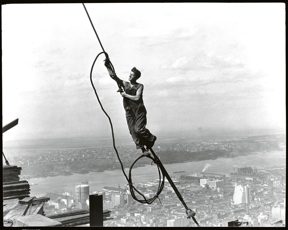 Gradnja je trajala tek nešto duže od godinu dana, što je uistinu fascinantan podatak, ako se ima u vidu da se radi o zgradi visokoj 381 metar