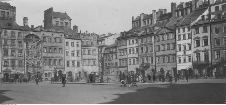 Warszawa. Rynek Starego Miasta. Widok ogólny z Syrenką 