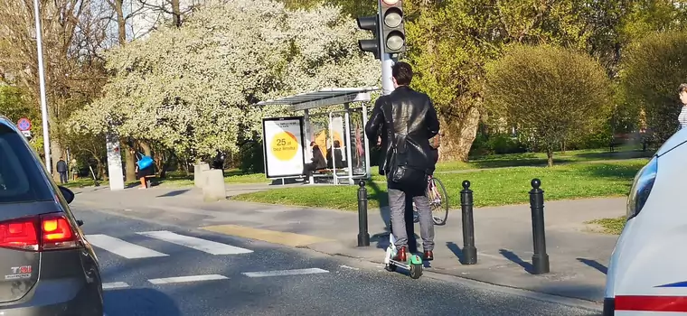 Hulajnogą elektryczną jak rowerem, wyjątkowo także po jezdni – jest projekt ustawy