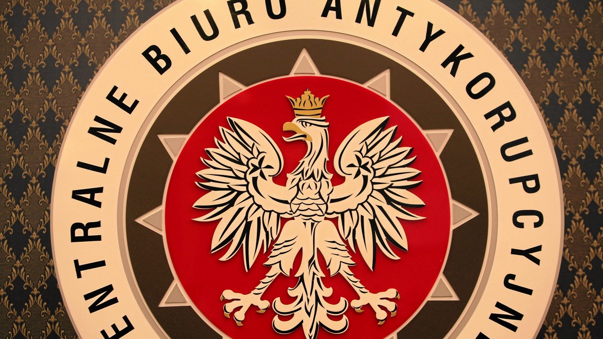 Centralne Biuro Antykorupcyjne chce odwołania ze stanowisk trzech dyrektorów z województwa podlaskiego. Biuro po kontrolach uznało bowiem, że naruszyli oni tzw. ustawę antykorupcyjną - poinformował w czwartek rzecznik CBA Jacek Dobrzyński.