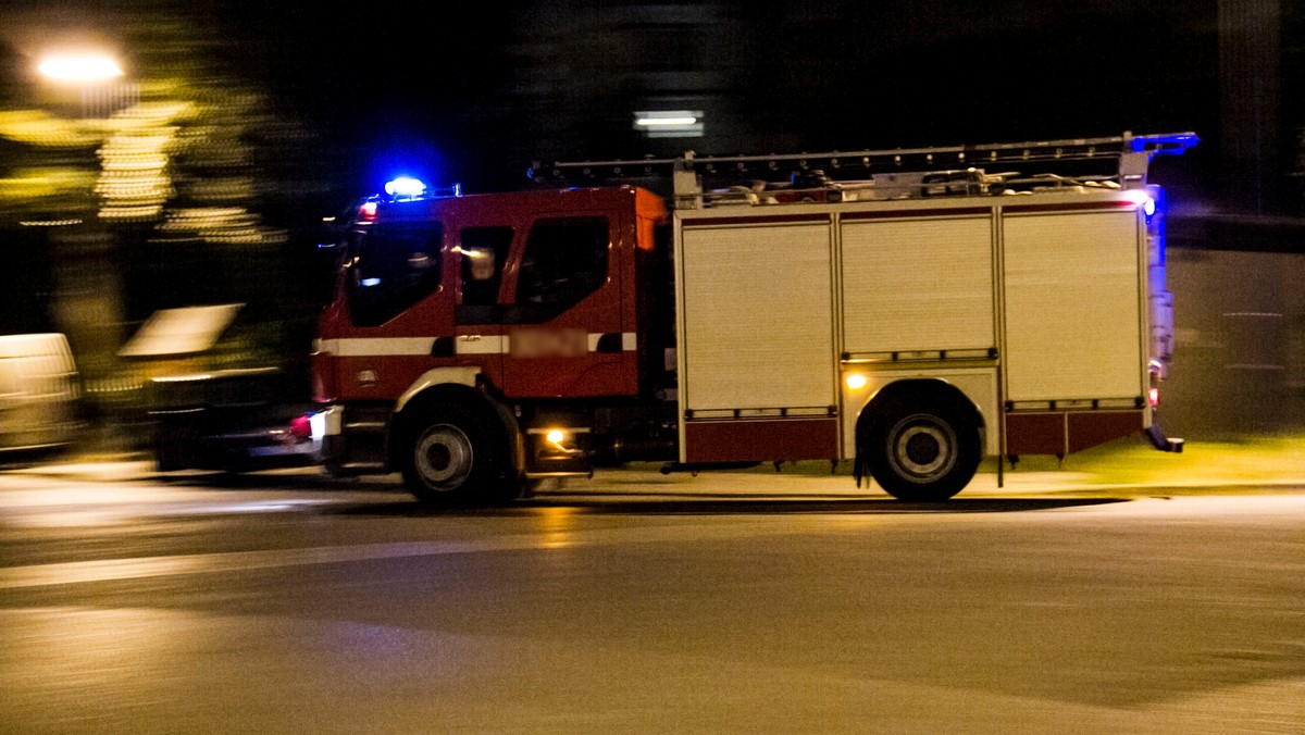 W pensjonacie przy ul. Nad Jaworem w Gdańsku na podziemnym parkingu spaliło się auto. Z powodu podtrucia dymem do szpitala trafiło 11 osób, w tym czworo dzieci i dwóch policjantów biorących udział w akcji. Z powodu silnego zadymienia konieczna była ewakuacja 30 gości hotelowych.