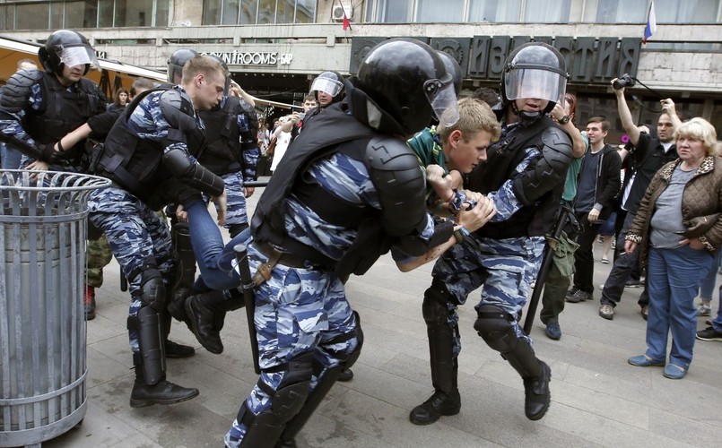 "Putin złodziej!", "Hańba!", "Rosja będzie wolna!" - wykrzykiwali protestujący w Moskwie.