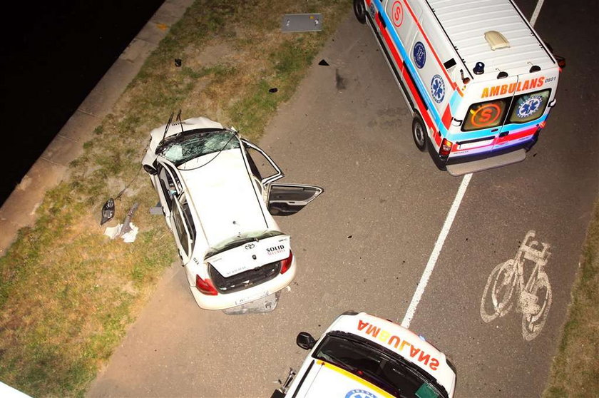 Kraków: Auto ochroniarzy spadło z mostu! Jak na filmie!