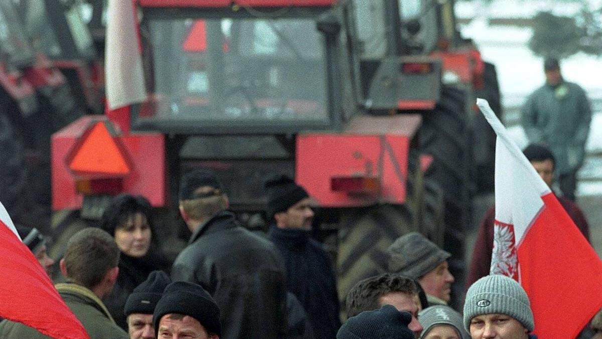 Przez dwie godziny, od 12 do 14, członkowie Związku Zawodowego Rolników Samoobrona blokowali w poniedziałek w Lublinie trasę wyjazdową z miasta w kierunku Warszawy. Protestowali przeciwko złej - ich zdaniem - sytuacji gospodarczej w Polsce.