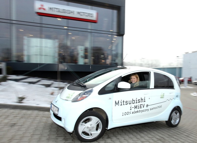 Aktorka Izabella Miko podróżuje w Polsce elektrycznym Mitsubishi i-MiEV