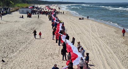 W Międzyzdrojach pobito rekord! Na plaży rozwinięto najdłuższą flagę narodową w Polsce