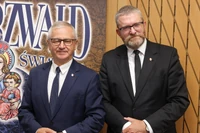 Mistrz świata w lataniu precyzyjnym i jedyny poseł, który nie potępił rosyjskich dronów nad Polską. Oto prawa ręka Brauna