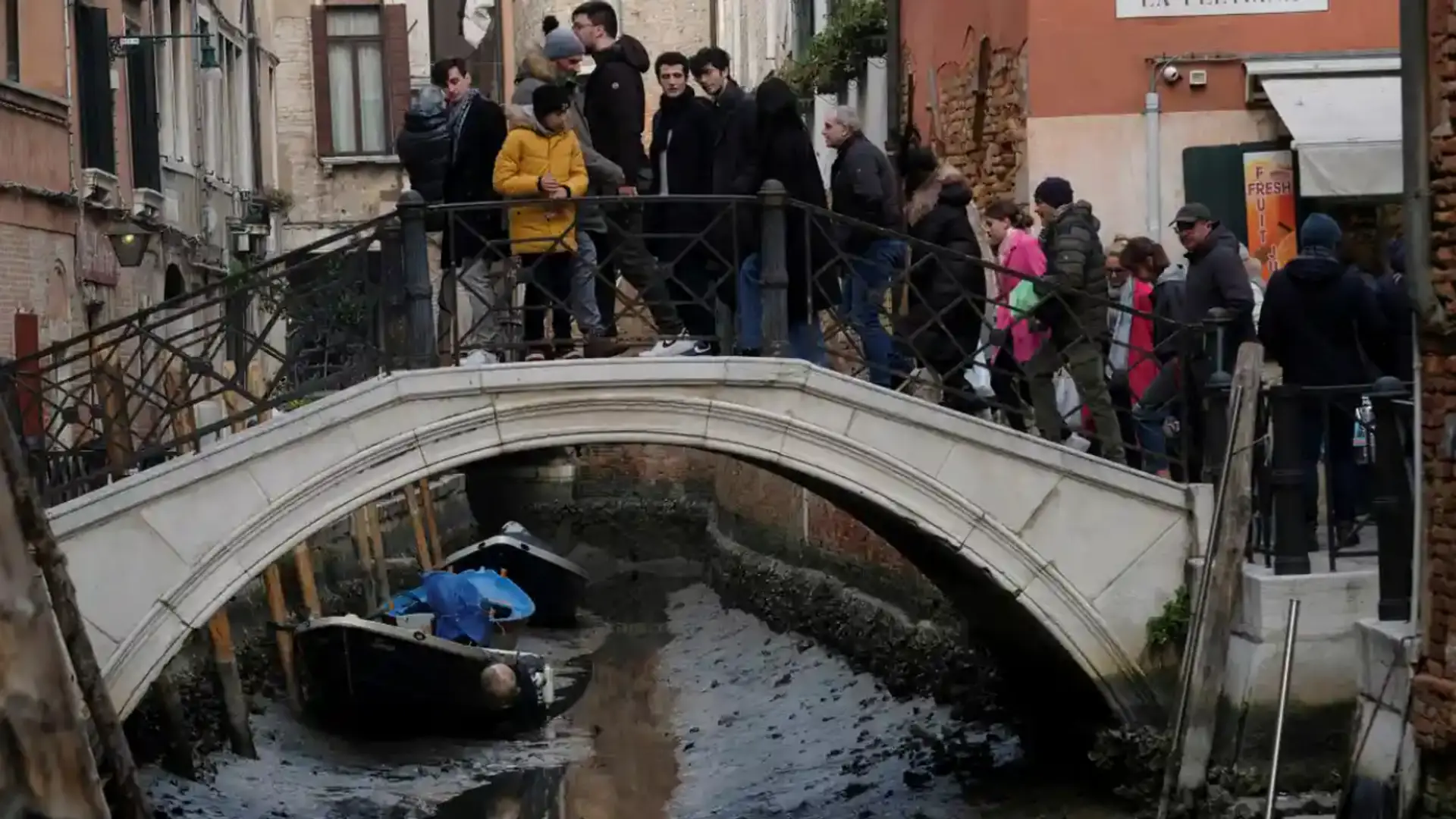 W kanałach w Wenecji brakuje wody. Gondole nie mają po czym pływać