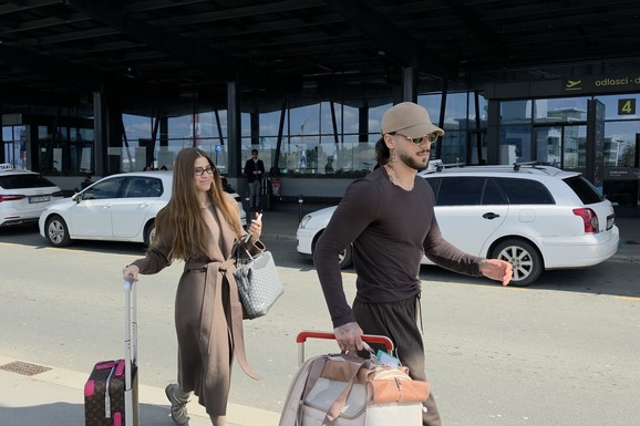 (VIDEO) DRAGI GUDELJ STIGAO U BEOGRAD SA DEVOJKOM Zgodna brineta ne skida osmeh nakon pomirenja