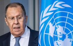 Guterres i Ławrow na zdjęciu, które obiegło świat. Na sekretarza generalnego ONZ posypały się gromy