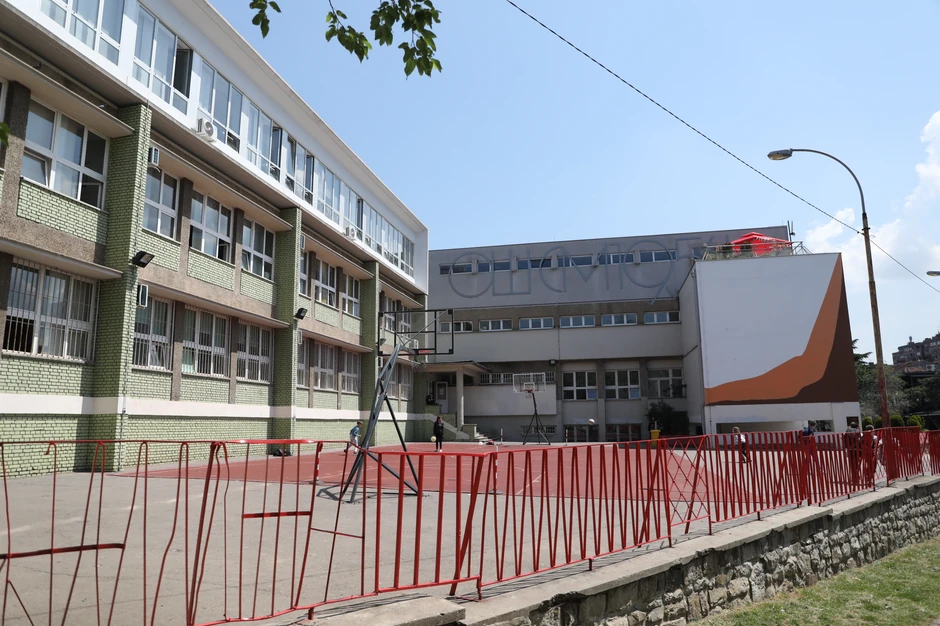 OŠ "Svetozar Marković" ispred koje je Boža prodavao krofne, a bio je i njen đak