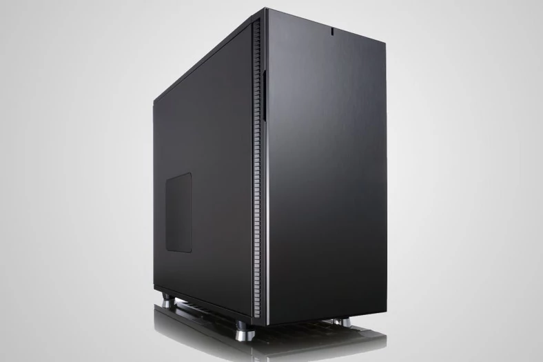 Dyskretna elegancja: Fractal Design Define R5 Blackout ma z przodu jednolity panel. Powietrze wpada do obudowy przez otwory po bokach panelu