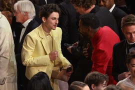 Mnogi nisu znali da je SLAVNI GLUMAC 10 GODINA U BRAKU S MUŠKARCEM! Sinoć ga doveo na dodelu Oskara i oduševio sve: Blistali u BESPREKORNIM ODELIMA, a njihova priča dostojna je filma