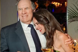 Legendarni HRVAT (72) bodrio svoju POLUGOLU devojku (24) iz prvog reda: "DEDA - UNUKA tandem je ČISTA PATOLOGIJA. Kakva ljubav?", mnogi ih osuđuju jer ih deli POLA VEKA, a evo šta kaže njihov prijatelj