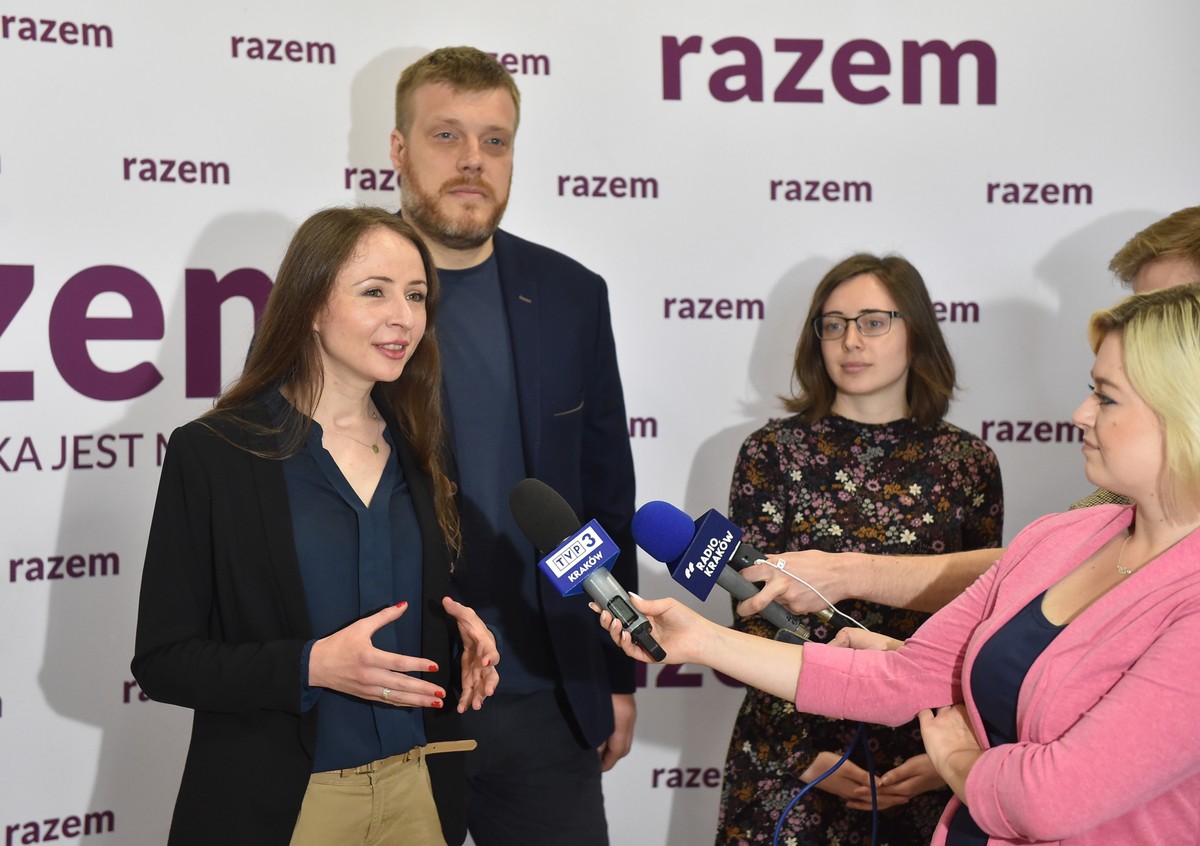 Posłanka Dziemianowicz-Bąk podkreśliła na konferencji prasowej, że nauczyciele to grupa, która jest szczególnie narażona na kontakt z wirusem, kiedy muszą pracować stacjonarnie w szkołach.