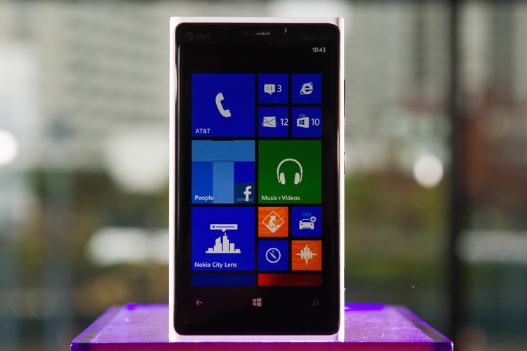 <b>2012 – Lumia 920</b>
<br><br>
Nowy flagowy smartfon Nokia Lumia 920 ma przywrócić Finom dawną świetność. W ciągu pierwszych trzech miesięcy od premiery, sprzedano zaledwie 4,4 miliony egzemplarzy smartfona. W tym samym czasie na świecie rozeszło się ponad 47 milionów egzemplarzy nowego iPhone’a.