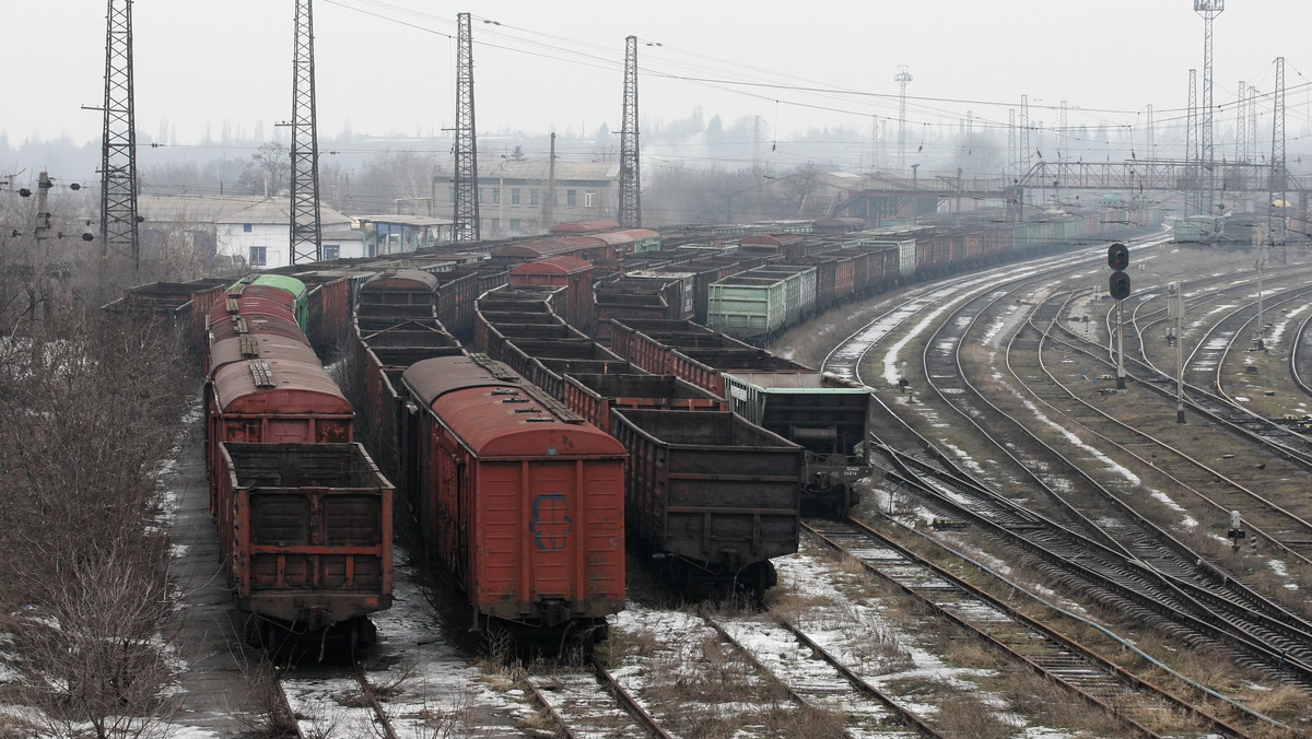 Szef samozwańczej Donieckiej Republiki Ludowej (DRL) Ołeksandr Zacharczenko oznajmił, że w odpowiedzi na blokowanie linii kolejowych i dróg z Donbasu ogłasza blokadę Kijowa. Zaznaczył, że zerwane zostają wszystkie więzi z Ukrainą.