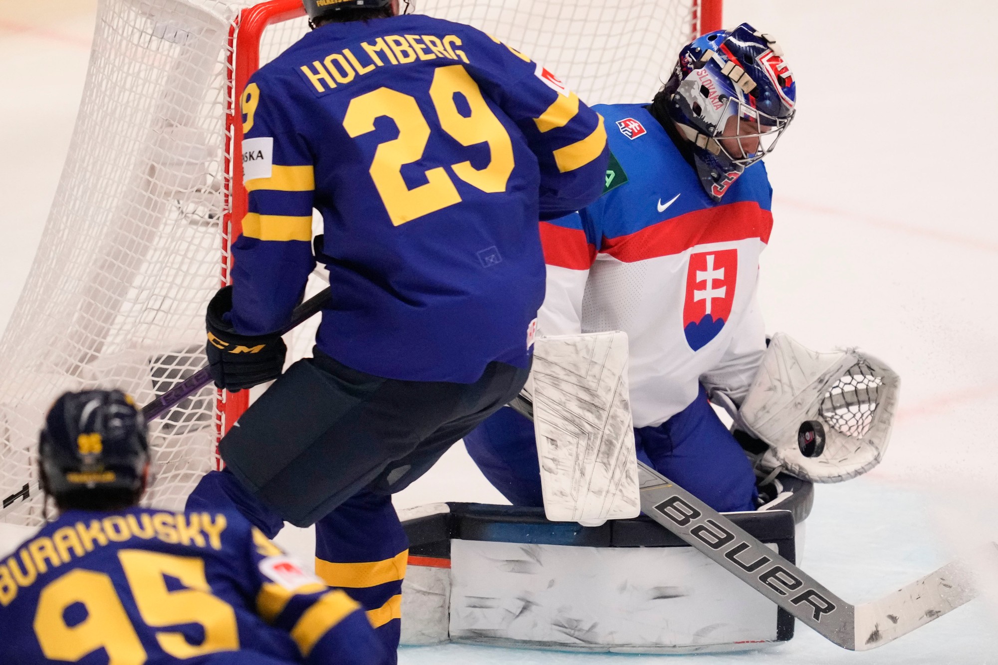 Sprava slovenský brankár Stanislav Škorvánek, švédski hokejisti Pontus Holmberg a Andre Burakovsky.