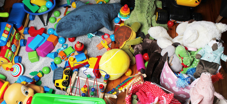 "Wyrzuciła" zabawki pięcioletniego syna, bo był "bezczelny". Film zrobił furorę