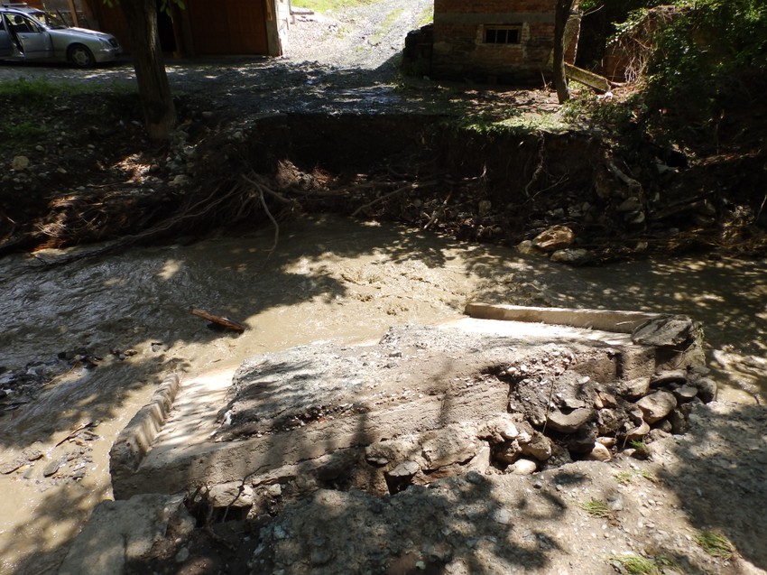 Srušeno destak mostića - Foto N. Božović