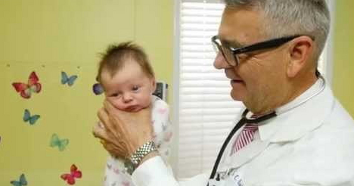 Pediatra Pokazuje Jak Uspokoić Płaczące Dziecko Dziecko 4028