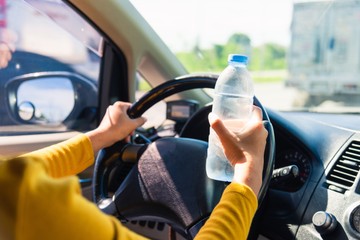 Ezért ne hagyja a kocsiban a PET palackot - komoly következményekkel járhat
