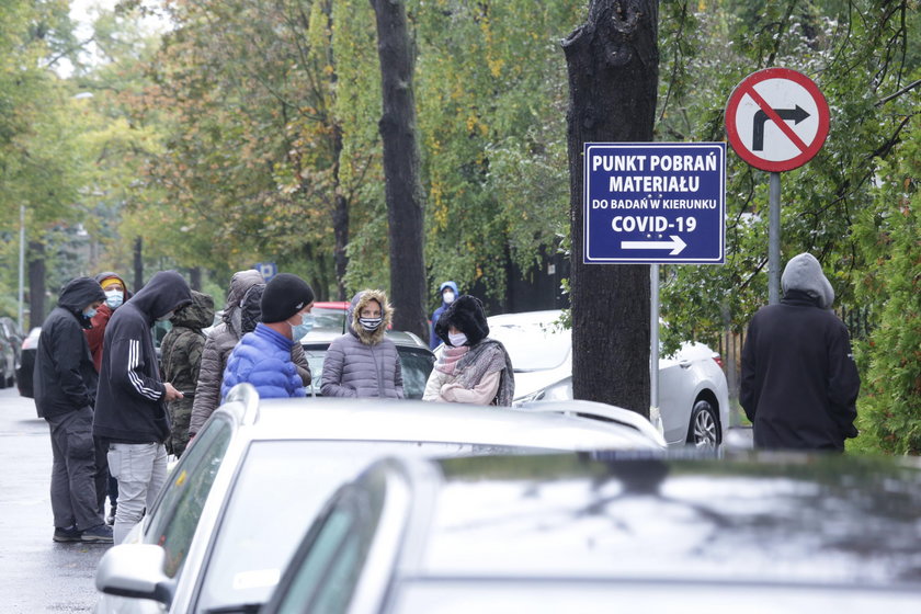 Dramat! Stoją w kolejce po test w deszczu i z objawami COVID-19